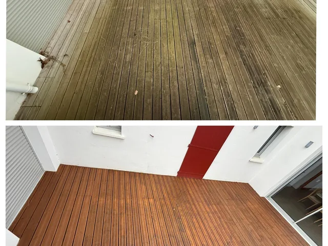 Terrasse en pin d'une maison aux volets rouge basque, nettoyée par brossage à sec